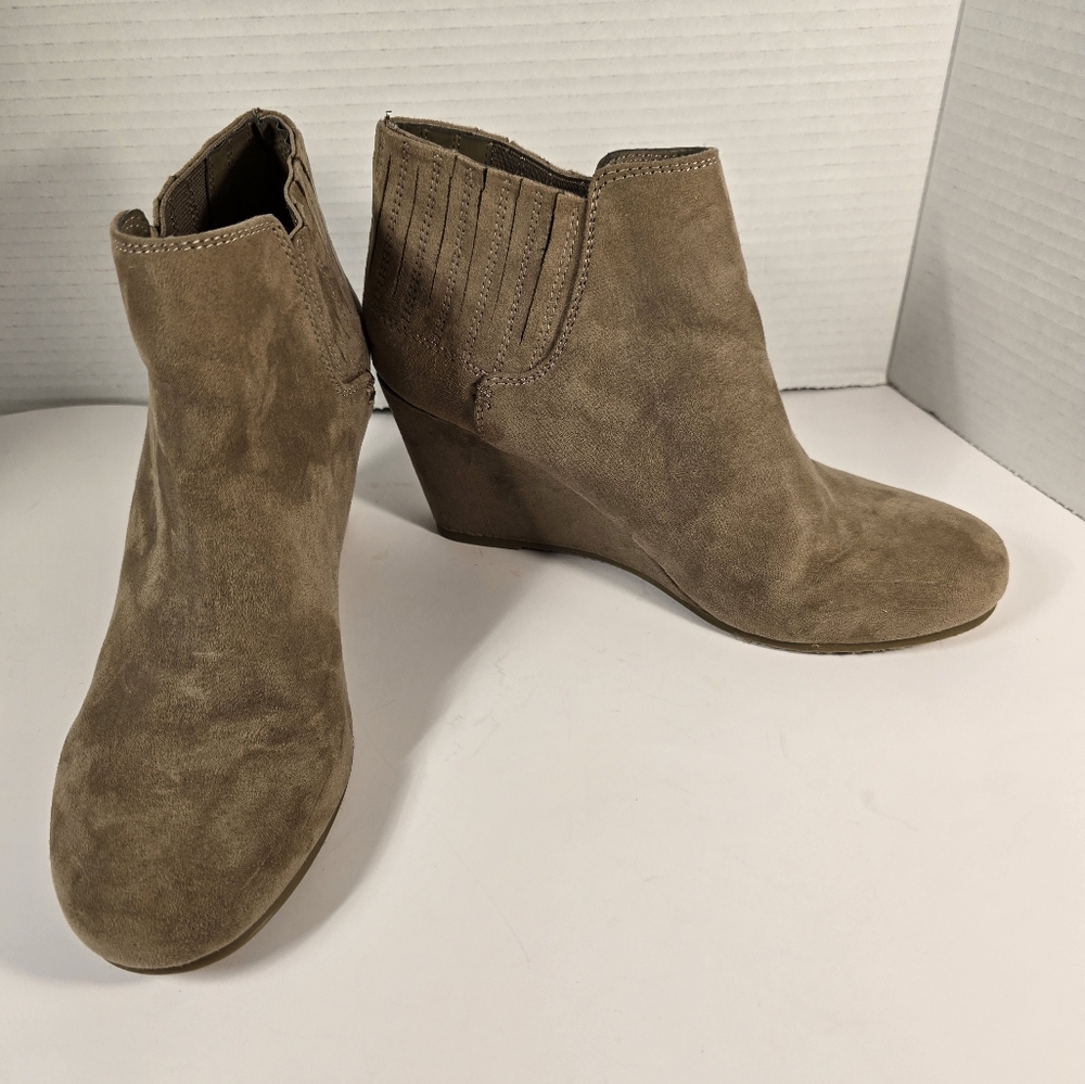 Dolce Vita‎ Boots Womens 8 Dolcetta Kimmy Ankle Bootie Brown Suede Pull On Wedge